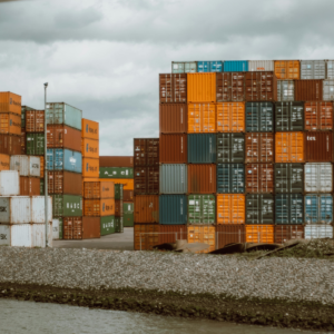 Foto de containers coloridos empilhados em um porto.